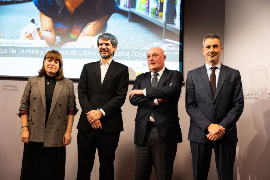 Representantes del Ministerio de Cultura y de la FGEE posan durante la presentación del Barómetro de Hábitos de Lectura y Compra de Libros en España 2024.