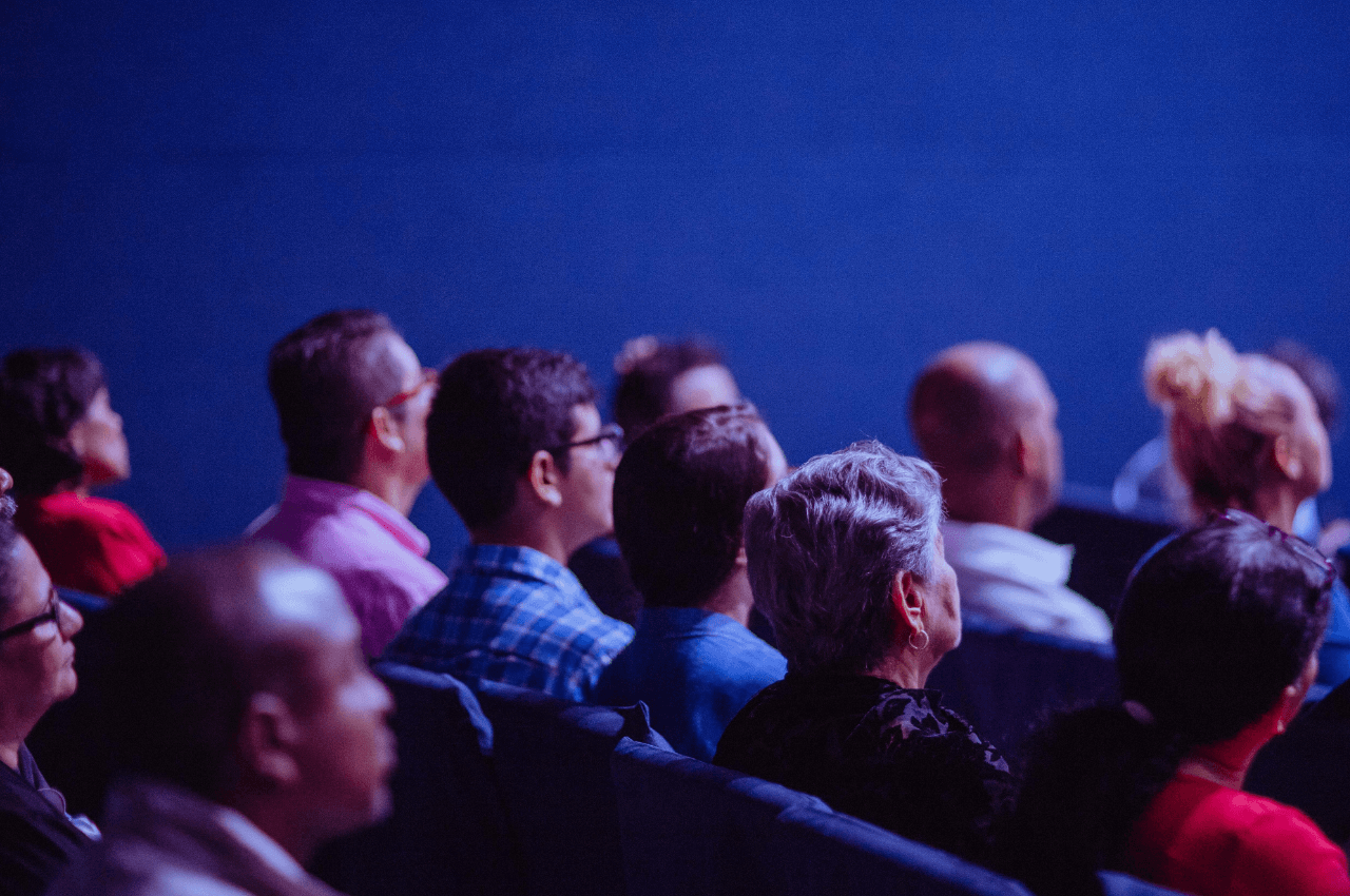 Personas sentadas en un cine