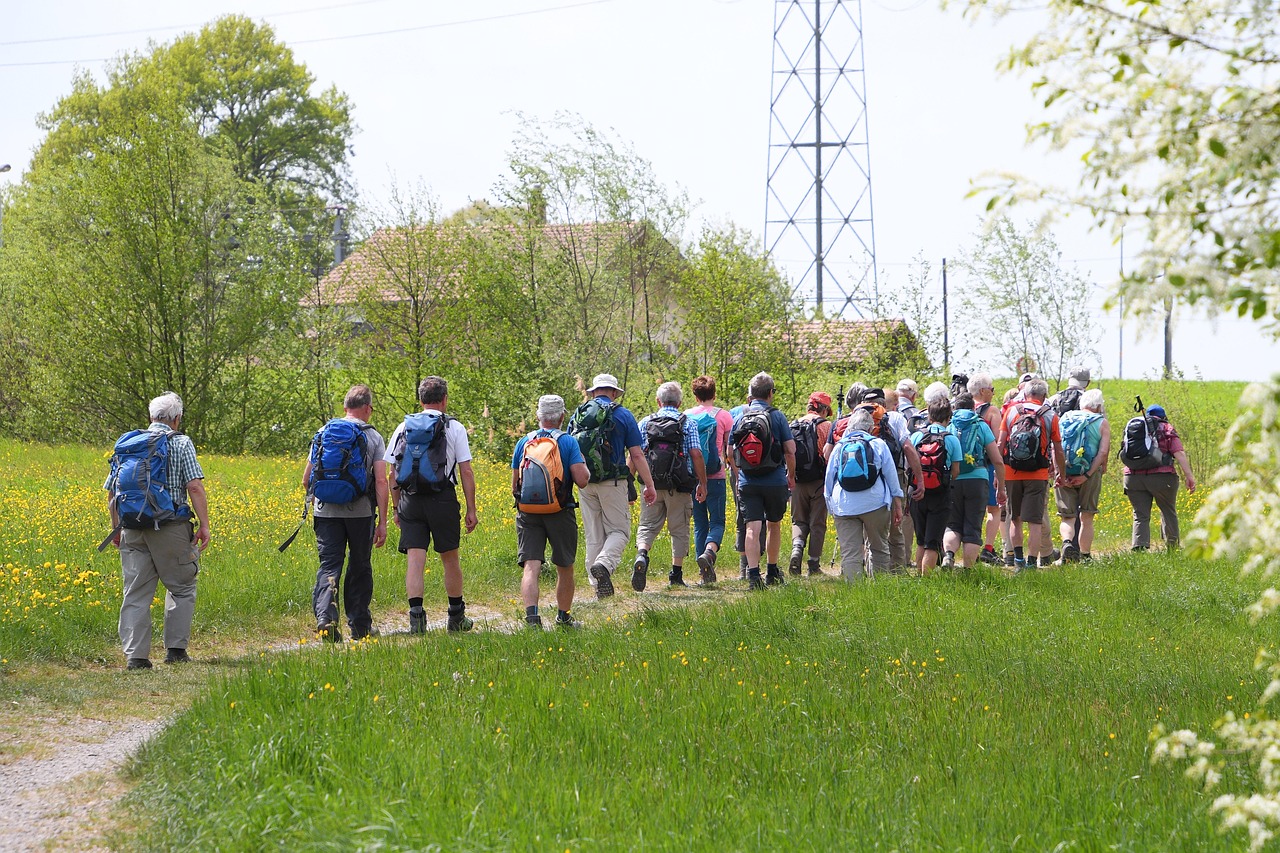Grupo de personas caminando por un sendero rural, ejemplo de turismo de naturaleza y envejecimiento saludable.