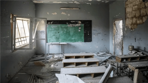 Aula destruida tras un ataque en una escuela ubicada en zona de conflicto.