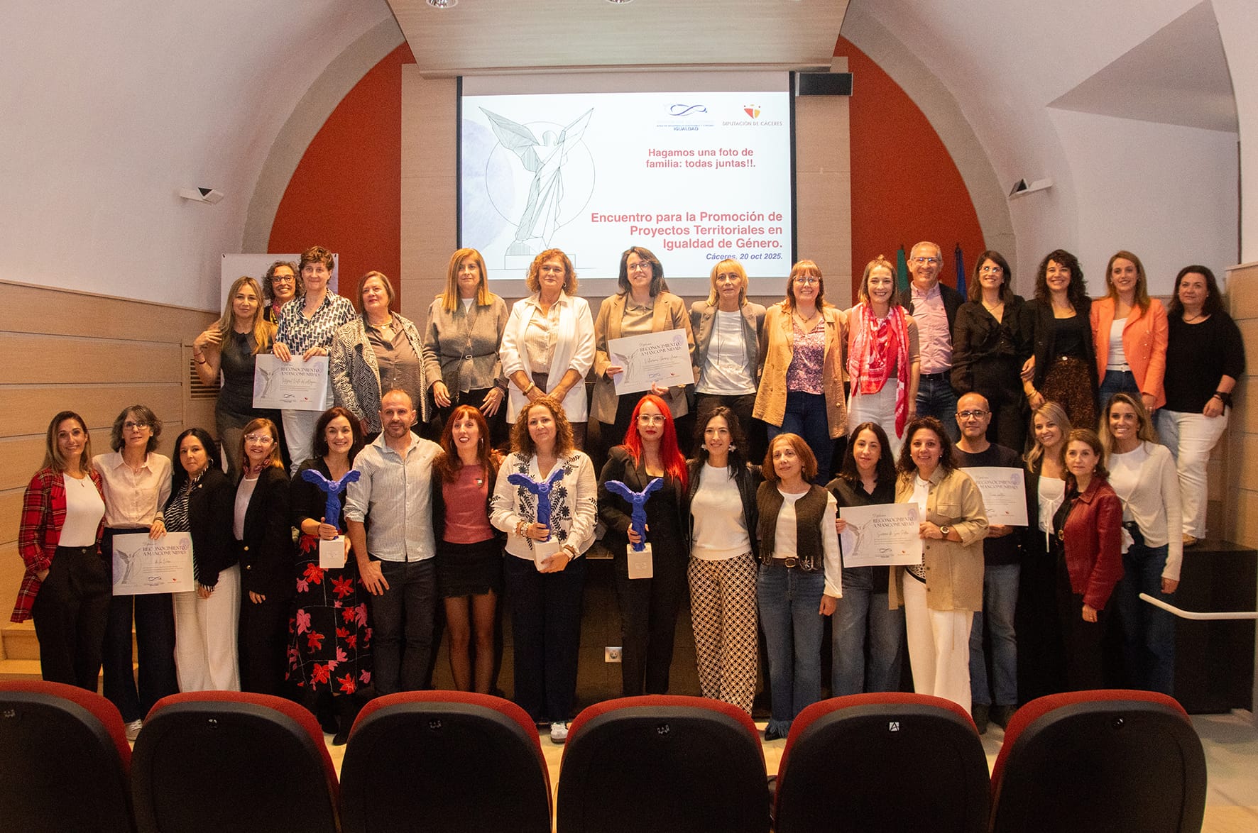 Entrega de premios de la Diputación de Cáceres a las mancomunidades galardonadas por sus proyectos sobre la memoria y los saberes de las mujeres rurales.