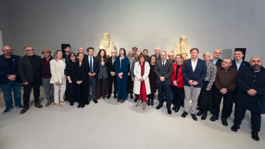 representantes políticos y de las instituciones gallegas durante el acto de presentación de las esculturas del Maestro Mateo.