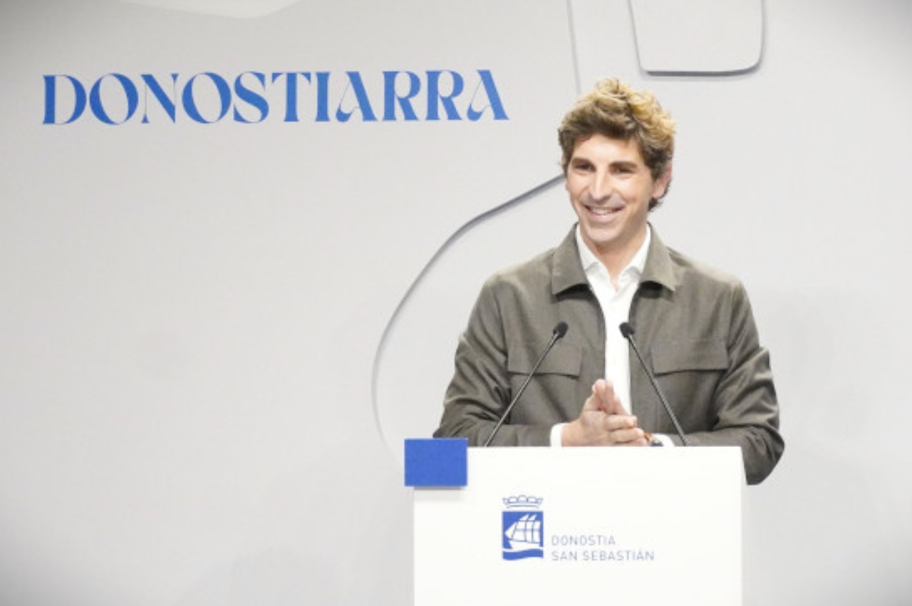 El alcalde de Donostia, Jon Insausti, durante su intervención sobre la sede del Congreso Mundial de Ciudades Amigables con las Personas Mayores 2026.