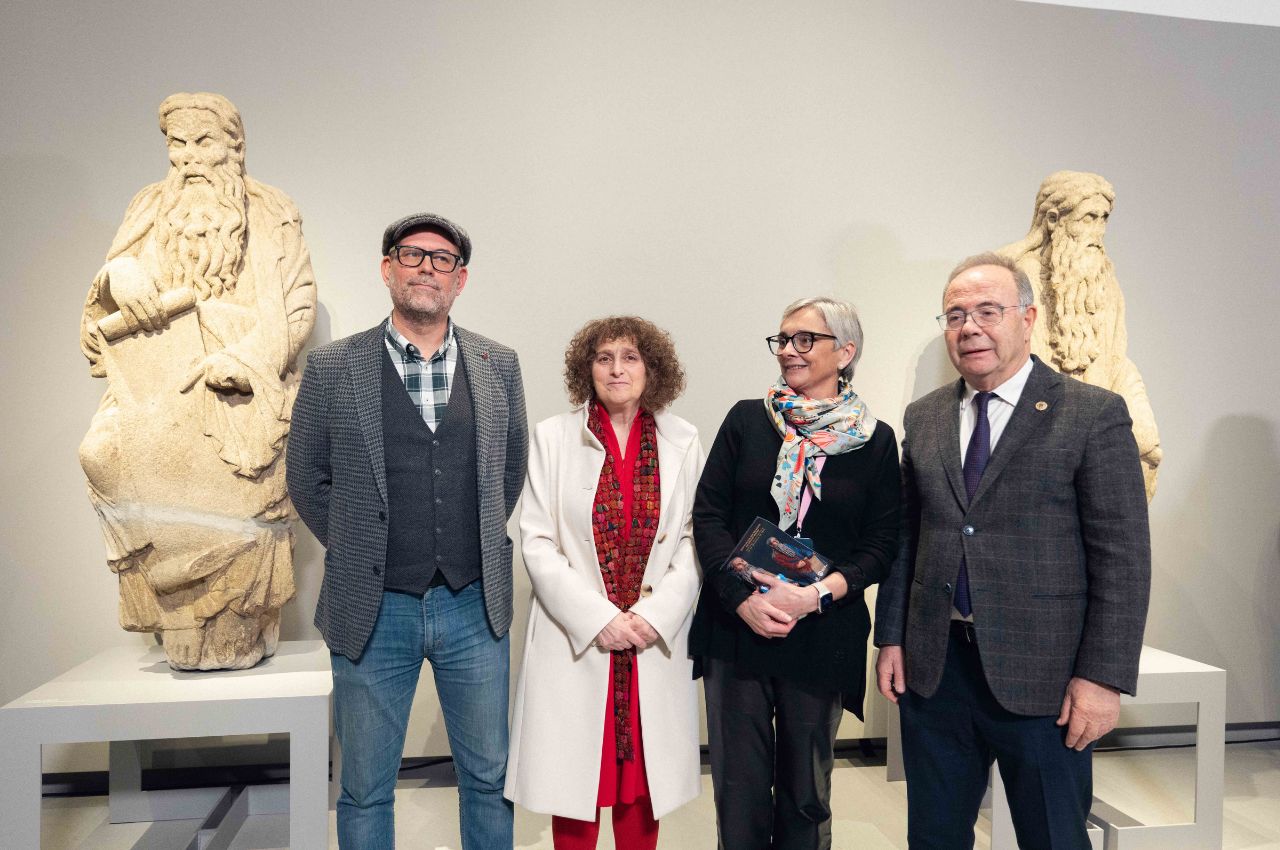 De izquierda a derecha, Martiño Noriega, Goretti Sanmartín, Concepción Losada y Xosé Sánchez Bugallo, junto a las esculturas del Maestro Mateo en el Museo do Pobo Galego.